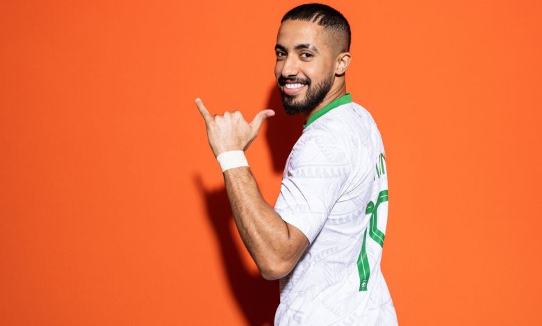 تحدث هتان باهبري، لاعب منتخب السعودية، عن المواجهات الصعبة والتي تنتظر الأخضر السعودي، بكأس العالم 2022، والمقرر انطلاقه الأحد المقبل. وتنطلق منافسات كأس العالم 2022، مابين الفترة 20 نوفمبر الجاري وحتى 18 ديسمبر المقبل، على 8 ملاعب مختلفة. ويستعد الأخضر السعودي لأولى مباريات كأس العالم 2022 بمواجهة الأرجنتين، يوم 22 نوفمبر الجاري، على ملعب لوسيل. باهبري يتحدث عن مواجهات السعودية بكأس العالم 2022 وقال باهبري في تصريحات صحفية لقناة "الكأس" القطرية: "لدينا الطموح لتحقيق شيء ما في كأس العالم 2022، جئنا إلى هنا من أجل تحقيق طموحتنا وليس للمشاركة فقط". وتابع: "جميع المباريات ستكون صعبة للغاية، وأتمنى أن يحالفنا الحظ هذه المرة بالتأهل إلى دور الـ16". وكانت السعودية قد اختتمت استعداداتها لكأس العالم 2022، بالخسارة أمام كرواتيا 1-0، في مباراة ودية، والتي أقيمت يوم "الأربعاء" الماضي، على ملعب الأمير فيصل بن فهد (الملز). وتعلب السعودية ضمن المجموعة الثالثة بكأس العالم 2022، بجانب منتخبات الأرجنتين، المكسيك، بولندا.