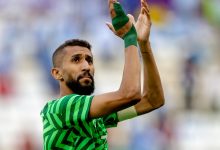 تحدث سامي النجعي، لاعب منتخب السعودية، عن مباراة الأخضر السعودي أمام بولندا، ضمن الجولة الثانية من المجموعة الثالثة، بكأس العالم قطر 2022. وكان الأخضر السعودي قد حقق مفاجأة بالفوز على الأرجنتين، 2-1، ضمن الجولة الأولى، في المباراة التي أقيمت بين المنتخبين يوم الثلاثاء الماضي، على ملعب لوسيل. سامي النجعي يتحدث عن مباراة بولندا وطموح التأهل وقال سامي النجعي في تصريحات صحفية اليوم "الخميس": "ان شاء الله الثقة اللي اكتسبنها من فوز الارجنتين ما تأثر علينا، اللاعبين يعرفوا ماذا قدمنا أمام الارجنتين، لا يوجد شيء كان بالحظ، المنتخب السعودي قدم مجهود كبير، وباذن الله ربنا يوفقنا في القادم". وتابع: "طموحنا التأهل وبأذن الله اللاعبين قد هذا الطموح". وعن غياب سلمان قال: "نفكر في أنفسنا فقط، وغياب سلمان اكيد مؤثر، وإذا غاب سلمان يوجد البديل المميز له، سواءً سامي أو غيره أتوقع قادرين نضيف للمجموعة والمنتخب". ويخوض منتخب السعودية المواجهة المقبلة أمام بولندا، يوم "السبت" القادم، الساعة الثالثة عصرًا، على ملعب المدينة التعليمية. ويلعب الأخضر السعودي ضمن المجموعة الثالثة بكأس العالم، بجانب منتخبات الأرجنتين، بولندا، المكسيك.