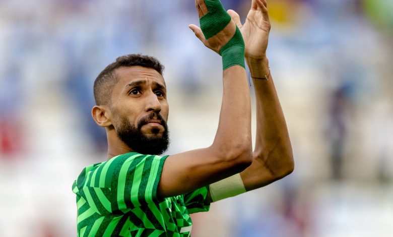 تحدث سامي النجعي، لاعب منتخب السعودية، عن مباراة الأخضر السعودي أمام بولندا، ضمن الجولة الثانية من المجموعة الثالثة، بكأس العالم قطر 2022. وكان الأخضر السعودي قد حقق مفاجأة بالفوز على الأرجنتين، 2-1، ضمن الجولة الأولى، في المباراة التي أقيمت بين المنتخبين يوم الثلاثاء الماضي، على ملعب لوسيل. سامي النجعي يتحدث عن مباراة بولندا وطموح التأهل وقال سامي النجعي في تصريحات صحفية اليوم "الخميس": "ان شاء الله الثقة اللي اكتسبنها من فوز الارجنتين ما تأثر علينا، اللاعبين يعرفوا ماذا قدمنا أمام الارجنتين، لا يوجد شيء كان بالحظ، المنتخب السعودي قدم مجهود كبير، وباذن الله ربنا يوفقنا في القادم". وتابع: "طموحنا التأهل وبأذن الله اللاعبين قد هذا الطموح". وعن غياب سلمان قال: "نفكر في أنفسنا فقط، وغياب سلمان اكيد مؤثر، وإذا غاب سلمان يوجد البديل المميز له، سواءً سامي أو غيره أتوقع قادرين نضيف للمجموعة والمنتخب". ويخوض منتخب السعودية المواجهة المقبلة أمام بولندا، يوم "السبت" القادم، الساعة الثالثة عصرًا، على ملعب المدينة التعليمية. ويلعب الأخضر السعودي ضمن المجموعة الثالثة بكأس العالم، بجانب منتخبات الأرجنتين، بولندا، المكسيك.