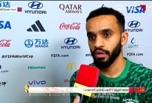 تحدث محمد البريك، لاعب منتخب السعودية، عن خسارة منتخب بلاده الأخضر السعودي أمام بولندا، ضمن الجولة الثانية من المجموعة الثالثة، بكأس العالم قطر 2022. وفشل منتخب السعودية في ضمان فرصة التأهل المبكر إلى دور الـ 16 بكأس العالم، بعد الخسارة أمام أستراليا، بنتيجة 2-0، في المباراة التي أقيمت بين المنتخبين عصر اليوم “السبت”، على ملعب المدينة التعليمية. البريك يتحدث عن خسارة السعودية أمام بولندا وقال محمد البريك في تصريحات صحفية عقب نهاية المباراة: "الكورة فوز و خسارة، كنا نريد أن نفرح الجمهور، ولكن الحمد لله، باقي لنا نهائي أخير وبإذن الله نبيض وجه شعبنا". وتابع: "الخسارة بهذا السيناريو صعبة، بكل تأكيد المنتخب البولندي استغل أخطاءنا خاصةً في الشوط الأول و الثاني، كان عندنا فرصة نعوض من ضربة جزاء، الحمدلله على كل حال ما توفقنا وهذه كرة القدم مو مكتوبه لك". وعن زيارة وزير الرياضة السعودي، والأستاذ ياسر المسحل رئيس الاتحاد السعودي لكرة القدم لبعثة الفريق بعد المباراة قال: "بصراحة كان الكلام إيجابي من الوزير و حتى المدرب، تكلم إنه فخور بنا، أتوقع ظهرنا بصورة مميزة صح ما حققنا الفوز ولكن إن شاء الله نعوض المباراة المقبلة". ويستعد المنتخب السعودي لمواجهة قوية وحاسمة أمام المكسيك، يوم الأربعاء القادم، على ملعب لوسيل، ضمن الجولة الثالثة لدور المجموعات بكأس العالم 2022. ويلعب الأخضر السعودي ضمن المجموعة الثالثة بمونديال قطر 2022، بجانب منتخبات المكسيك، بولندا، الأرجنتين.