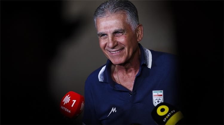 أكد كارلوس كيروش، مدرب منتخب إيران، على وضع كامل خبرته لمساعده المنتخب الإيراني، وذلك خلال مشاركتهم في كأس العالم 2022. ويستهل منتخب إيران مشواره في كأس العالم 2022 بمواجهة إنجلترا، يوم 21 نوفمبر الجاري، على ملعب خليفة الدولي. كيروش يتحدث عن حظوظ إيران بكأس العالم وقال كيروش في تصريحات لموقع "الفيفا" الرسمي: "آمل أن أكون تعلمت بما يكفي لمساعدة لاعبي إيران وفريقي خلال كأس العالم هذه". وتابع: "الهدف حاليًا أن نؤدي أفضل مما كان عليه في مونديال روسيا، في هذا المونديال نتطلع لحصد النقاط الثلاثة في كل مباراة، هي مجموعة من النتائج، سنأخذ كل المباريات بجدية، سنتعامل كمباراة واحدة من ثلاث أشواط". واختتم قائلًا: "الشوط الأول أمام إنجلترا، الشوط الثاني أمام ويلز، والثالث أمام الولايات المتحدة، دعونا نرى في نهاية دور المجموعات إذا كنا قادرين على إضافة نقاط تؤهلنا للمرحلة المقبلة". يذكر أن منتخب إيران يقع ضمن المجموعة الثانية بكأس العالم، بجانب منتخبات ويلز، الولايات المتحدة الأمريكية، إنجلترا.