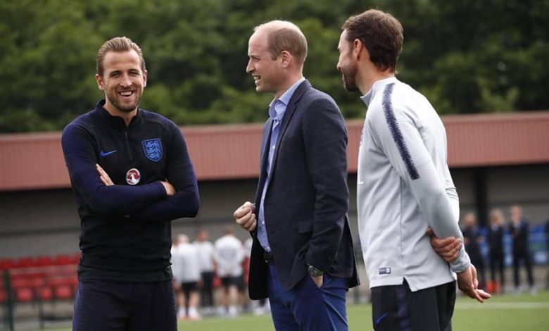 التقى الأمير ويليام صباح اليوم "الثلاثاء"، بلاعبي المنتخب الإنجليزي بقيادة المدرب جاريث ساوثجيت، بقصر كنسنجتون، وذلك قبل توجههم مباشرة إلى العاصمة القطرية الدوحة. وتنتطلق منافسات كأس العالم قطر 2022، مابين 20 نوفمبر الجاري وحتى 18 ديسمبر المقبل، على 8 ملاعب مختلفة. وكان ساوثجيت قد أعلن في وقت سابق علن القائمة النهائية لمنتخب الأسود الثلاثة، والتي تستعد لخوض غمار مونديال قطر 2022. ولاتزال التكهنات تثار  حول حضور الأمير ويليام إلى العاصمة القطرية الدوحة، خلال بطولة كأس العالم، حيث يعتبر ويليام هو رئيس الاتحاد الإنجليزي لكرة القدم. فيديو.. الأمير ويليام وهو يلتقي بلاعبي منتخب إنجلترا وتخوض إنجلترا منافسات كأس العالم 2022 ضمن المجموعة الثانية، بجانب منتخبات الولايات المتحدة الأمريكية، إيران، ويلز.