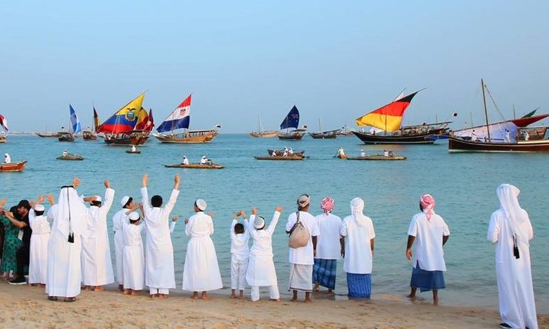 بالفيديو.. المحامل التقليدية ترفع أعلام الدول المشاركة في المونديال في جولة بحرية