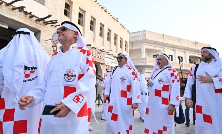 بالفيديو.. جماهير كرواتيا يتجول في شوارع الدوحة بالزي القطري