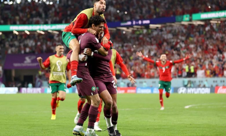  قاد حارس مرمى المغرب، ياسين بونو، منتخب بلاده المغرب إلى دخول التاريخ، بعد الفوز على إسبانيا بركلات الترجيح 3-0، ضمن مباريات دور الـ16 لبطولة كأس العالم 2022. وانتهت المباراة في وقتها الأصلي بالتعادل السلبي بدون أهداف، ليقود بونو أسود الأطلس إلى ربع نهائي مونديال قطر 2022، بعد الفوز على إسبانيا، في المباراة التي أقيمت بين المنتخبين مساء اليوم "الثلاثاء"، على ملعب المدينة التعليمية. وينتظر منتخب المغرب في دور ربع النهائي بكأس العالم 2022، الفائز من مباراة البرتغال وسويسرا، والتي من المفترض أن تقام اليوم "الثلاثاء"، على ملعب لوسيل. تفاصيل ركلات الترجيح وسجل لمنتخب المغرب في ركلات الترجيح كل من عبد الحميد صابري، حكيم زياش، أشرف حكيمي. فيما أضاع لمنتخب إسبانيا كل من بابلو سارابيا، كارلوس سولر، سيرجيو بوسكيتش. تشكيلة منتخب المغرب ضد إسبانيا حراسة المرمى: ياسين بونو الدفاع: أشرف حكيمي، نوصير مزراوي، نايف أكرد، غانم سايس الوسط: سليم أملاح، عز الدين أوناحي، سفيان أمرابط الهجوم: حكيم زياش، سفيان بوفال، يوسف النصيري تشكيلة منتخب إسبانيا ضد المغرب حراسة المرمى: أوناي سيمون الدفاع: ألبا - رودري - لابورت - يورينتي الوسط: بوسكيتس - جافي - بيدري الهجوم: أولمو - أسينسيو - توريس فيديو.. ركلات ترجيح مباراة المغرب وإسبانيا 3-0 في كأس العالم