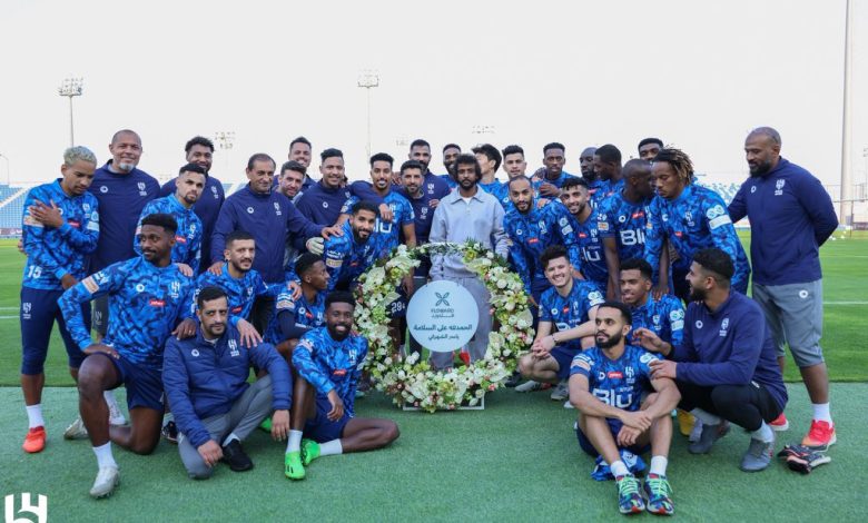 استقبل مقر تدريبات نادي الهلال السعودي، لاعب الفريق والمنتخب السعودي، ياسير الشهراني، وذلك بعد الإصابة التي تعرض لها في كأس العالم. وقبل حارس مرمى المنتخب السعودي محمد العويس رأس ياسر الشهراني، خلال استقبال الأخير في مقر تدريبات الهلال، وذلك بعد تدخله الغير مقصود خلال مباراة الأرجنتين بمونديال قطر. وكان الشهراني قد تعرض لإصابة قوية على مستوى الرأس بعد اصطدامه بالحارس محمد العويس، وذلك خلال مباراة الأخضر السعودي أمام الأرجنتين، ضمن الجولة الأولى من المجموعة الثالثة لدور المجموعات بكأس العالم قطر 2022. وكان المنتخب السعودي قد فاز في أول مبارياته أمام الأرجنتين 2-1، قبل أن يخسر أمام بولندا 2-0، وأمام المكسيك 2-1. يذكر أن الهلال السعودي قد أعلن غياب الظهير الأيسر ياسر الشهراني، عن الملاعب لفترة تتراوح من 3 إلى 4 أشهر، بعد إصابته القوية على مستوى الوجه. فيديو.. العويس يقبل رأس ياسر الشهراني ويعتذر له بعد تدخله العنيف صور.. استقبال ياسر الشهراني في مقر تدريبات الهلال