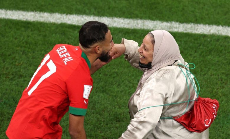 بالفيديو.. سفيان بوفال يرقص مع والدته بالملعب ابتهاجا بتأهل المغرب إلى نصف النهائي