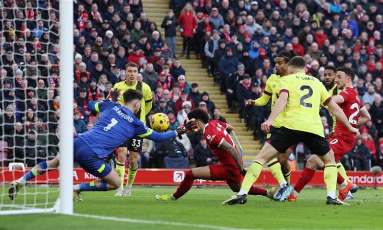 ليفربول يستعيد الصدارة بالفوز على بيرنلي 3-1