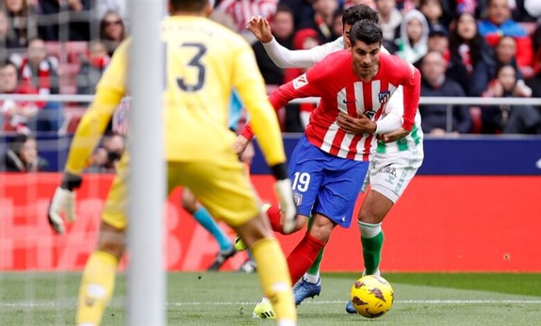 أتلتيكو مدريد يعود للانتصارات بفوز صعب على بيتيس 2-1