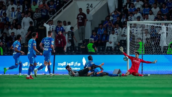 الهلال ينجو من فخ الشباب ويحقق فوزه الثامن عشر على التوالي